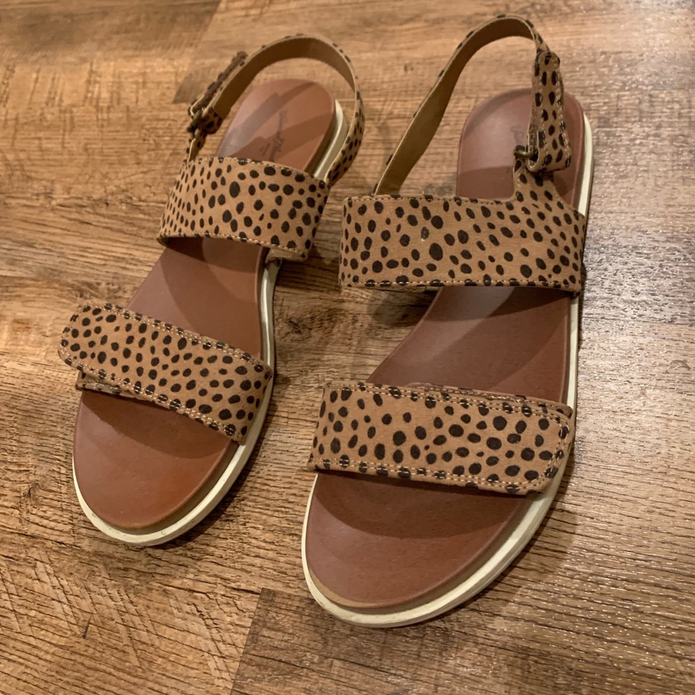 Universal Thread Sandals